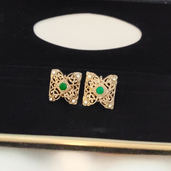 3/30❗️Georgeous Vintage Earrings ~ Gold Tone Green Earrings ~ Vintage Jewelry - Picture 5 of 7
